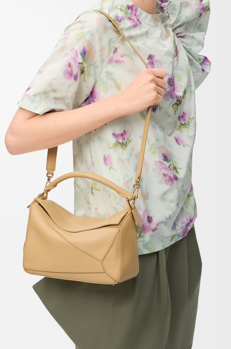 LOEWE フェザーライト パズルバッグ スモール（ナパラム） ダークバター