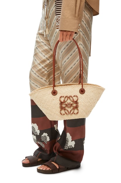 LOEWE Small Anagram Basket bag in iraca palm and calfskin 自然色/棕褐色 plp_rd
