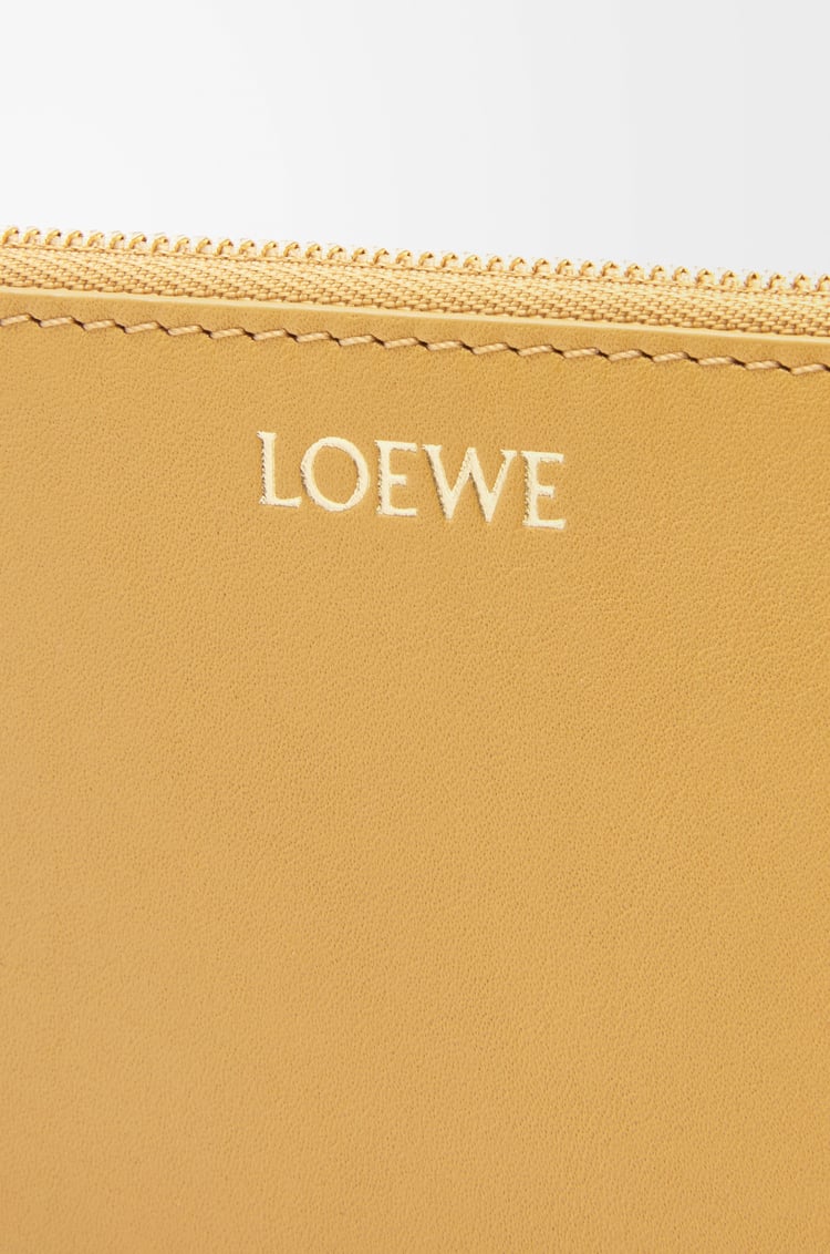 LOEWE Tarjetero-monedero Knot en piel napa de ternera Sáhara/Carmesí