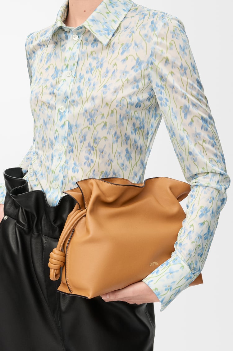 LOEWE Bolso Flamenco Clutch mediano en piel napa de ternera Desierto Cálido