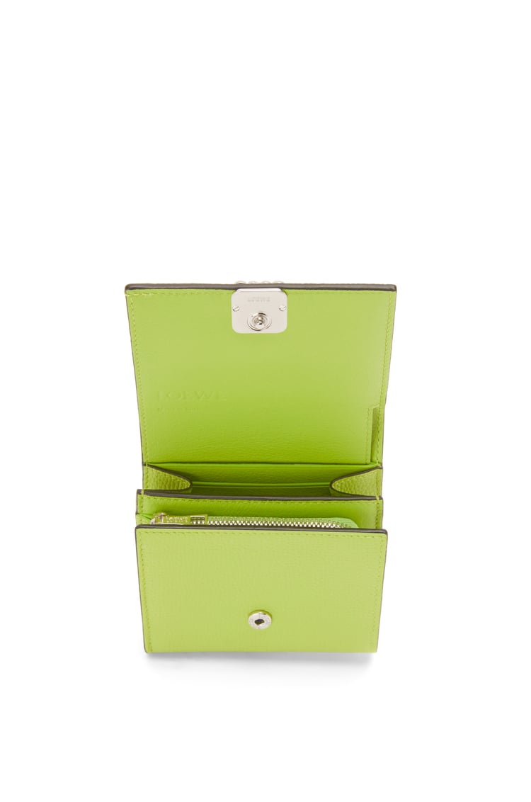 LOEWE アナグラム コンパクト フラップウォレット（ペブルグレインカーフ） グリーンビーン