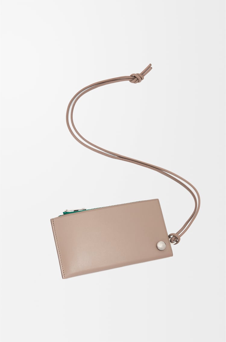 LOEWE Tarjetero-monedero Pebble Slider en piel napa de ternera Arena/Verde Tropical