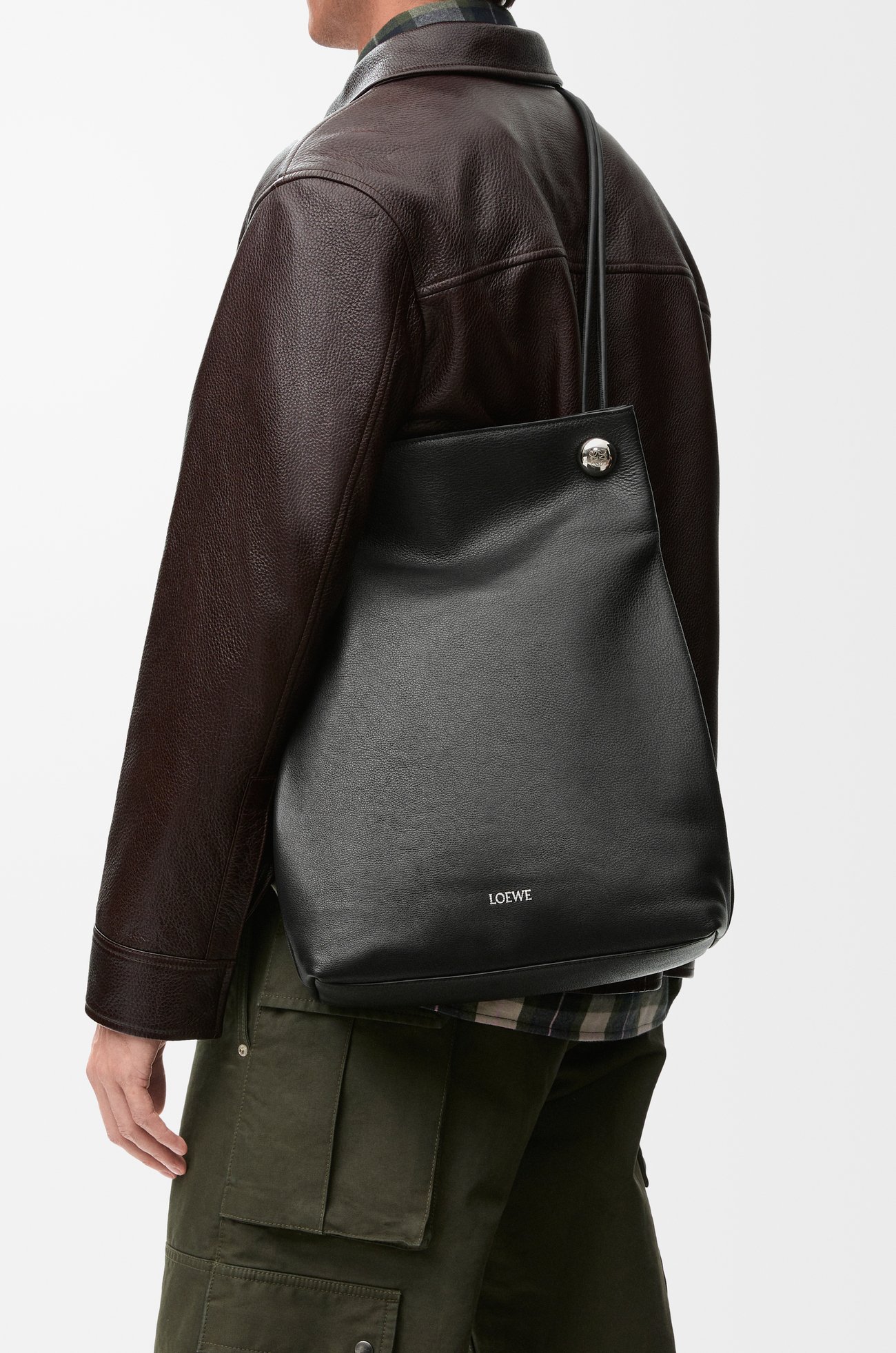 LOEWE Bolso Pebble Hobo en piel de ternera graneada Negro