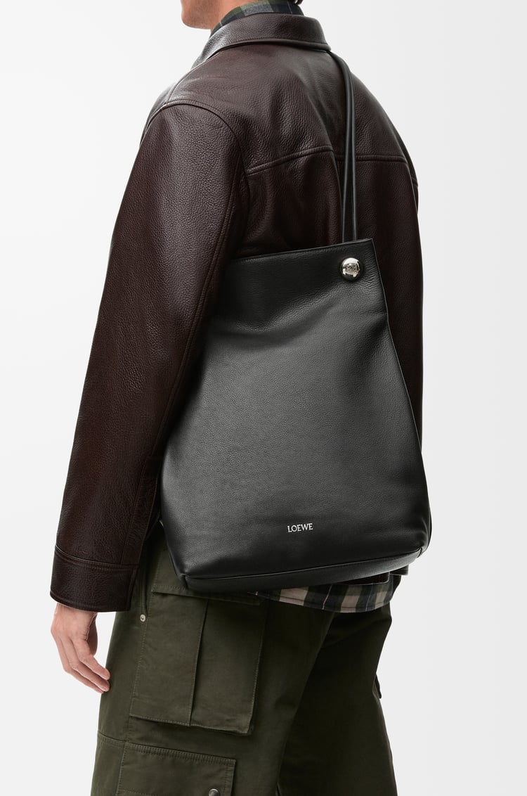 LOEWE Bolso Pebble Hobo en piel de ternera graneada Negro
