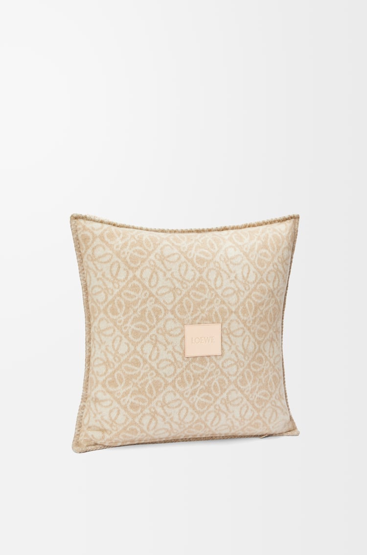 LOEWE Cojín Anagram en lana y cashmere Beige