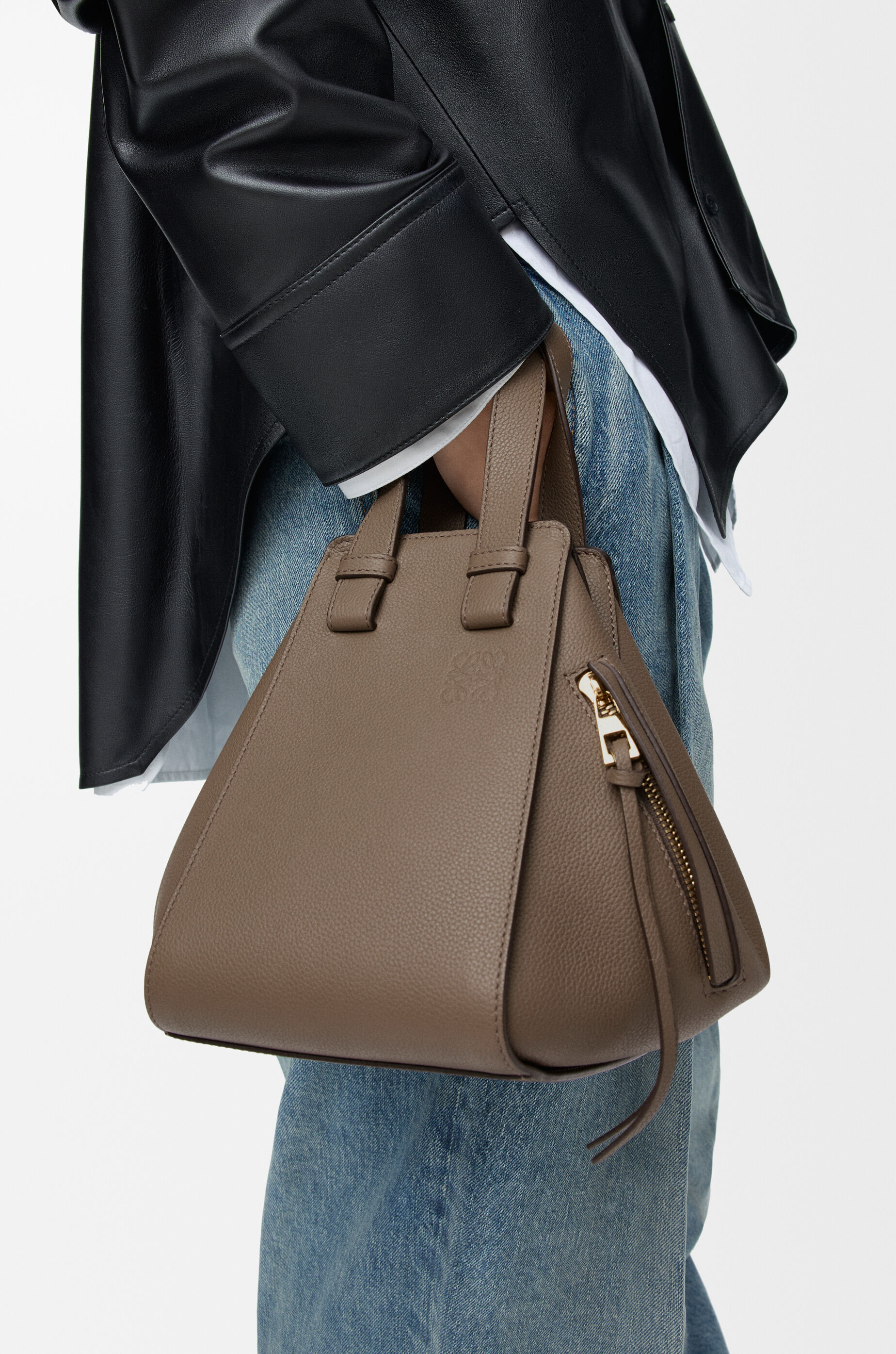 LOEWE ハンモックバッグ コンパクト（ソフトグレインカーフ）トフィー LOEWE☆ハンモックバッグ コンパクト (ソフトグレインカーフ) (LOEWE