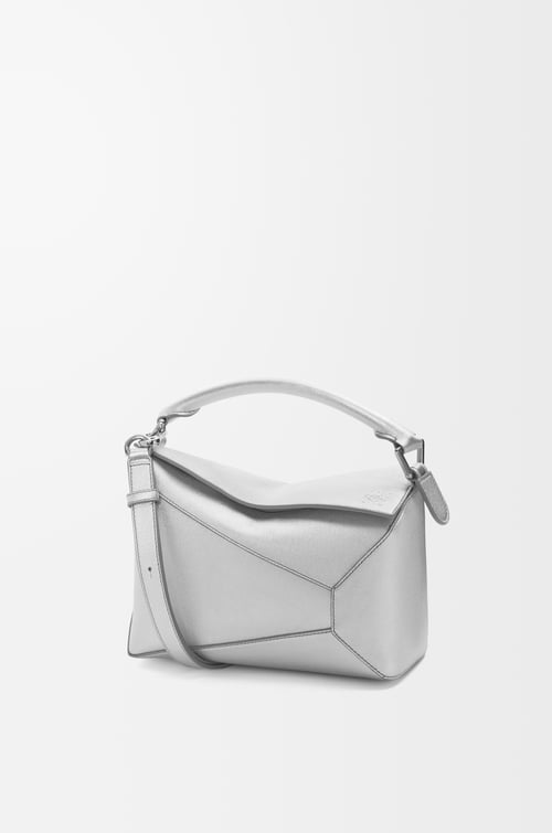 LOEWE Bolso Puzzle pequeño en piel de cordero Plata