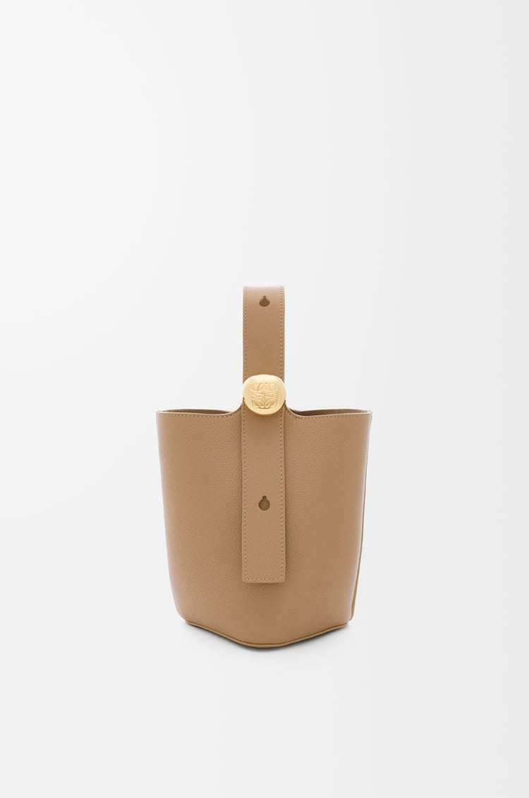 LOEWE Borsa a secchiello Pebble mini in morbida pelle di vitello granata Latte