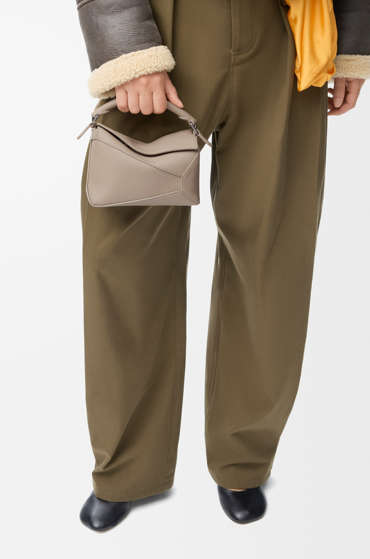 LOEWE Mini sac Puzzle Edge en cuir de veau grainé souple Argile