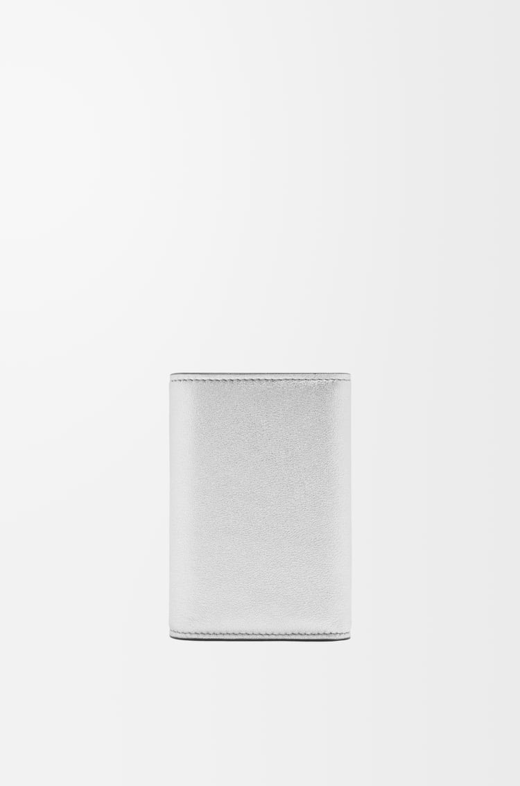 LOEWE Cartera vertical pequeña Anagram Puffer en piel napa de ternera Plata