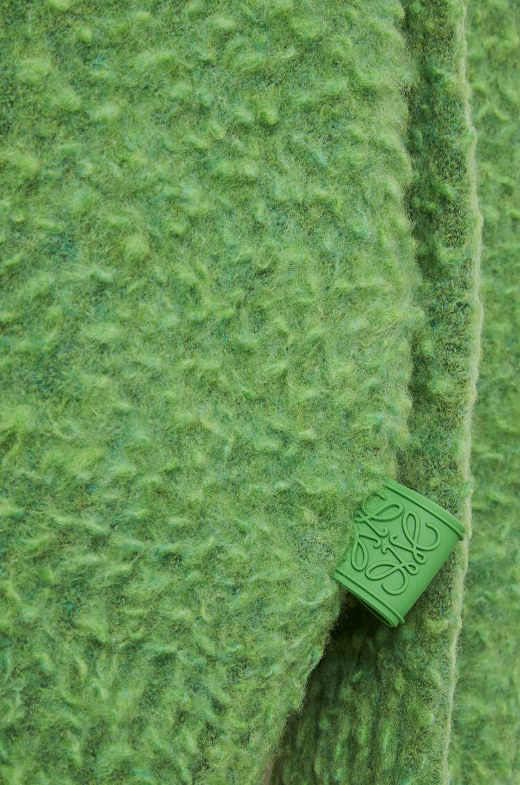 LOEWE Jersey texturizado en lana y poliamida con cuello de pico Verde Aloe