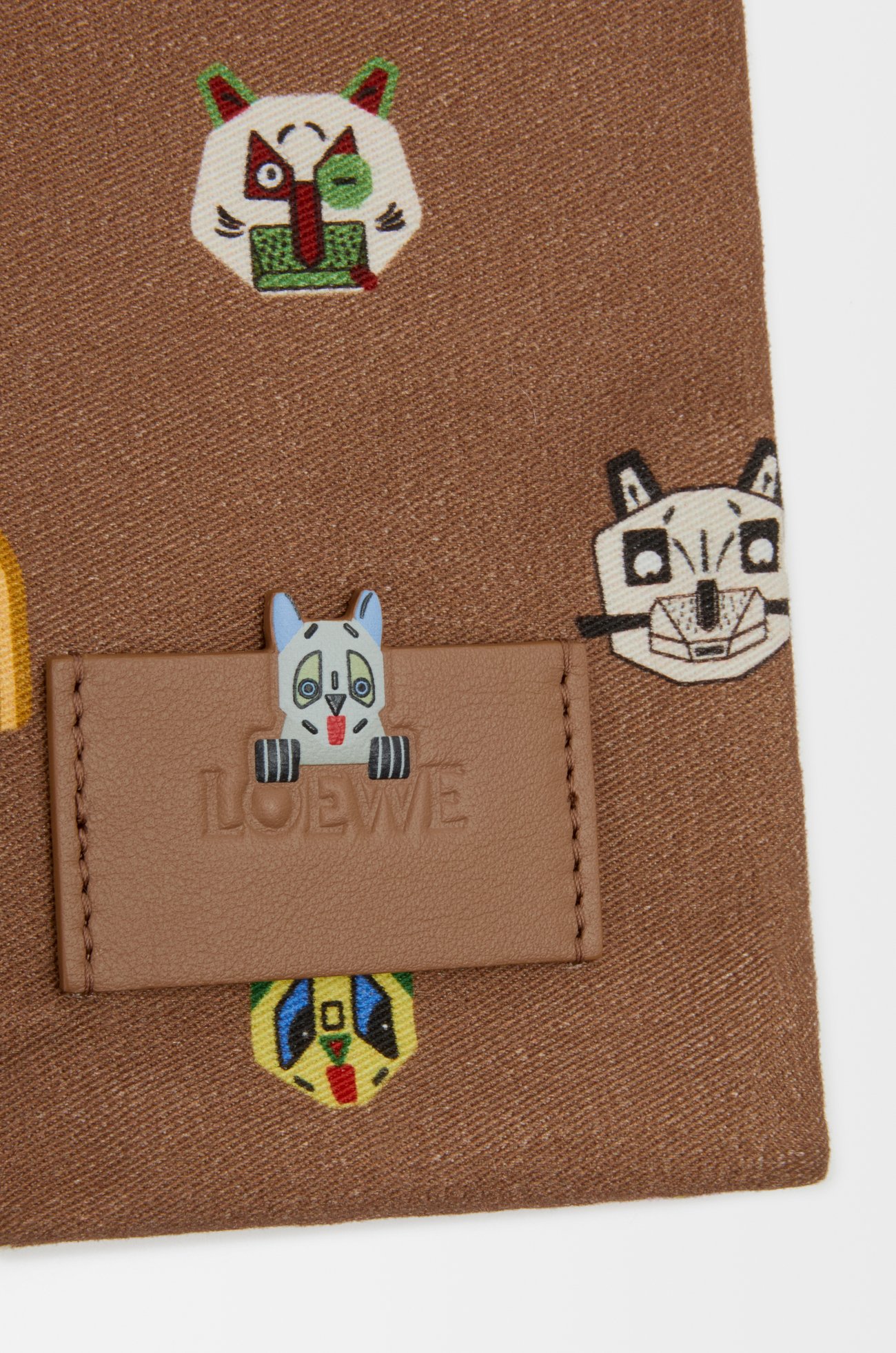 LOEWE キャッツ ドローストリングポーチ スモール（キャンバス） モカ