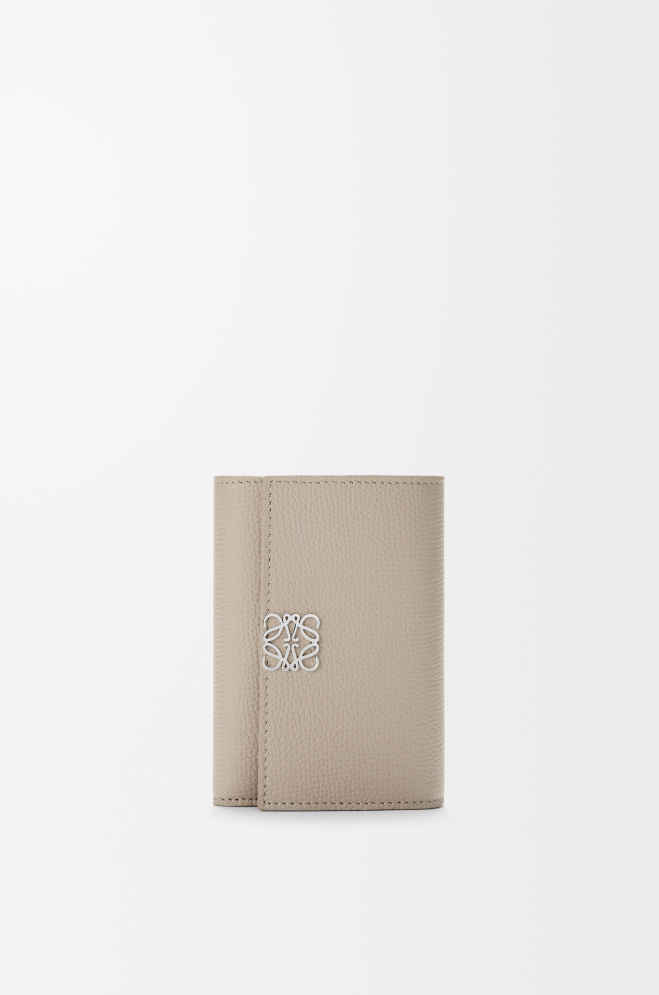 LOEWE Cartera vertical pequeña Anagram en piel de ternera Arcilla