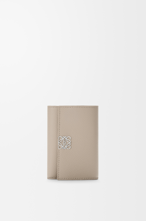 LOEWE 小型鵝卵石紋小牛皮 Anagram 直式錢包 黏土色