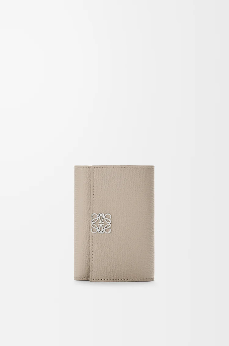 LOEWE 小型鵝卵石紋小牛皮 Anagram 直式錢包 黏土色