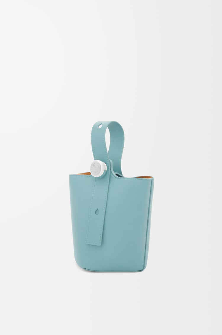 LOEWE 迷你平滑小牛皮 Pebble 水桶包 水色