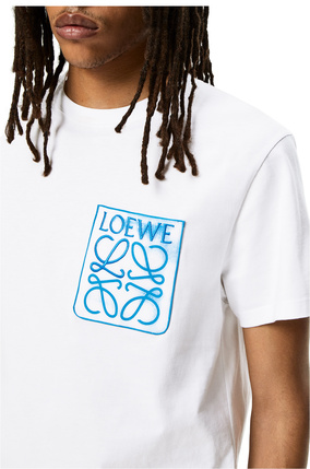 LOEWE Camiseta en algodón con bolsillo falso y anagrama Blanco plp_rd