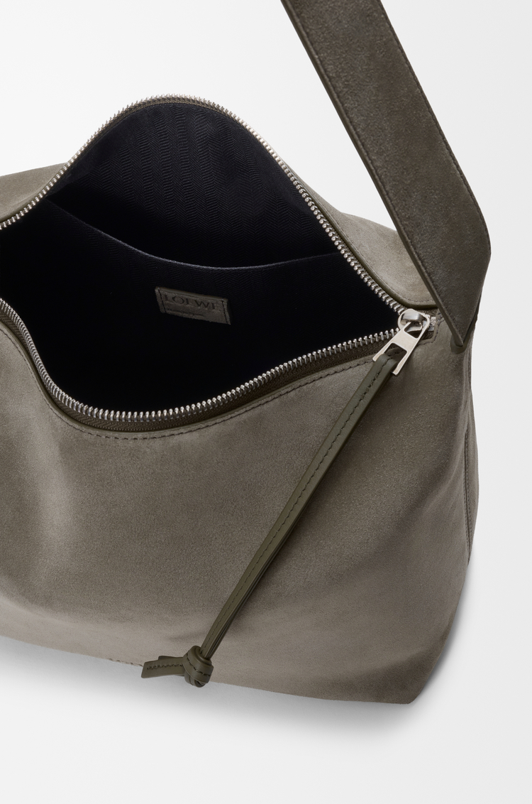 LOEWE Mittelgroße Loop Hobo Bag aus Velours-Kalbsleder Helles Khaki