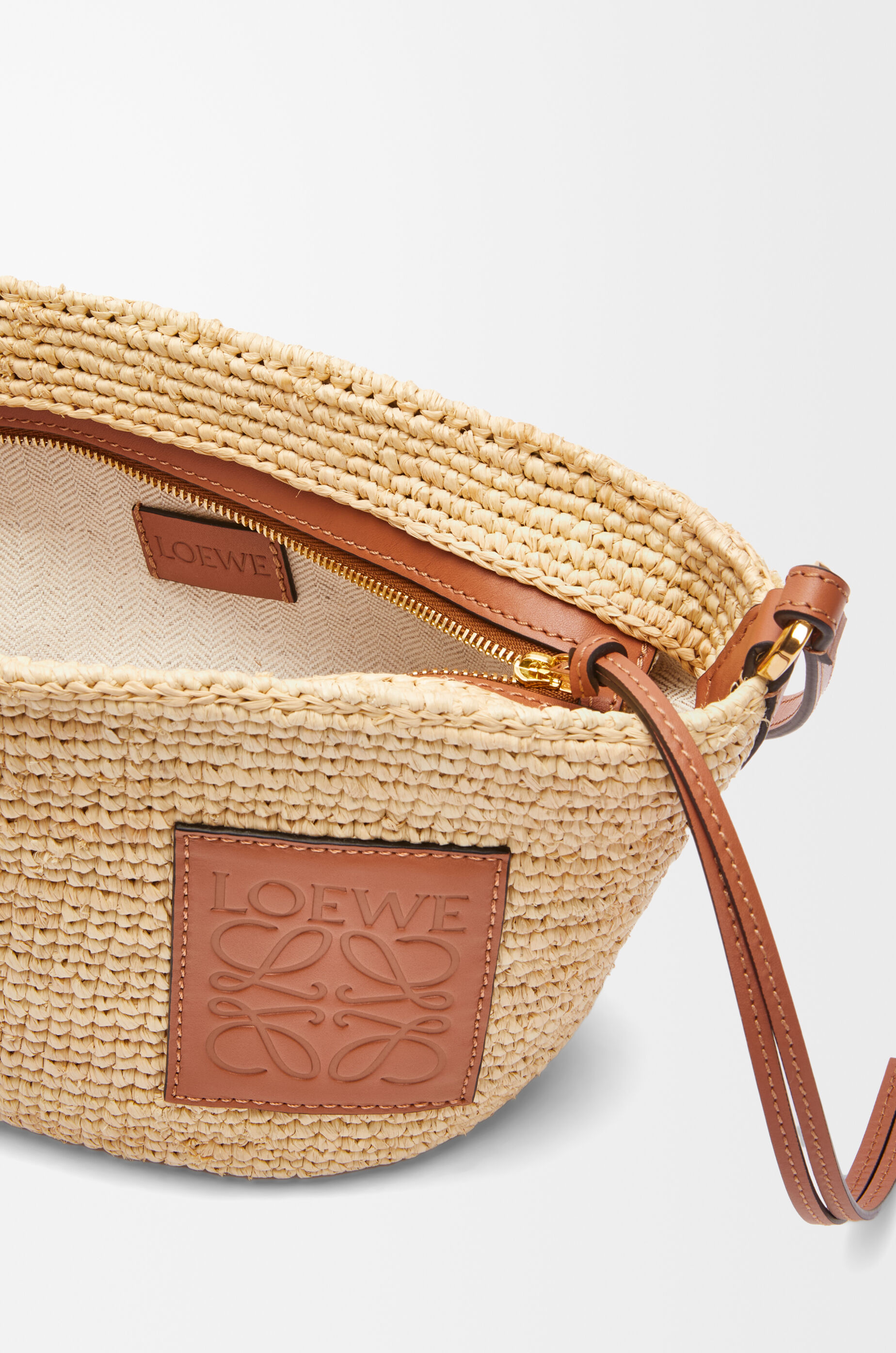 スリット ポシェットバッグ（ラフィア&カーフ） ベージュ - LOEWE