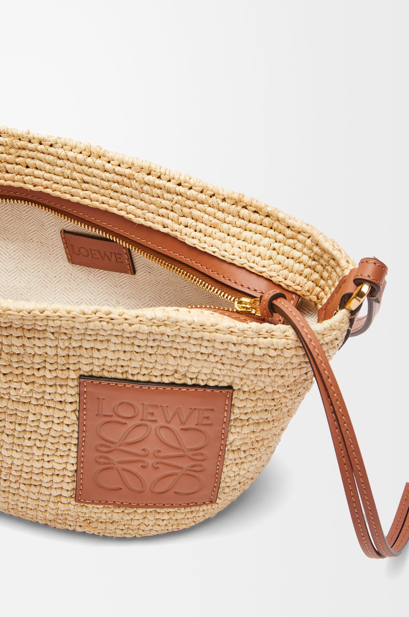 LOEWE Bolso Slit pochette en rafia y piel de ternera Natural/Bronceado