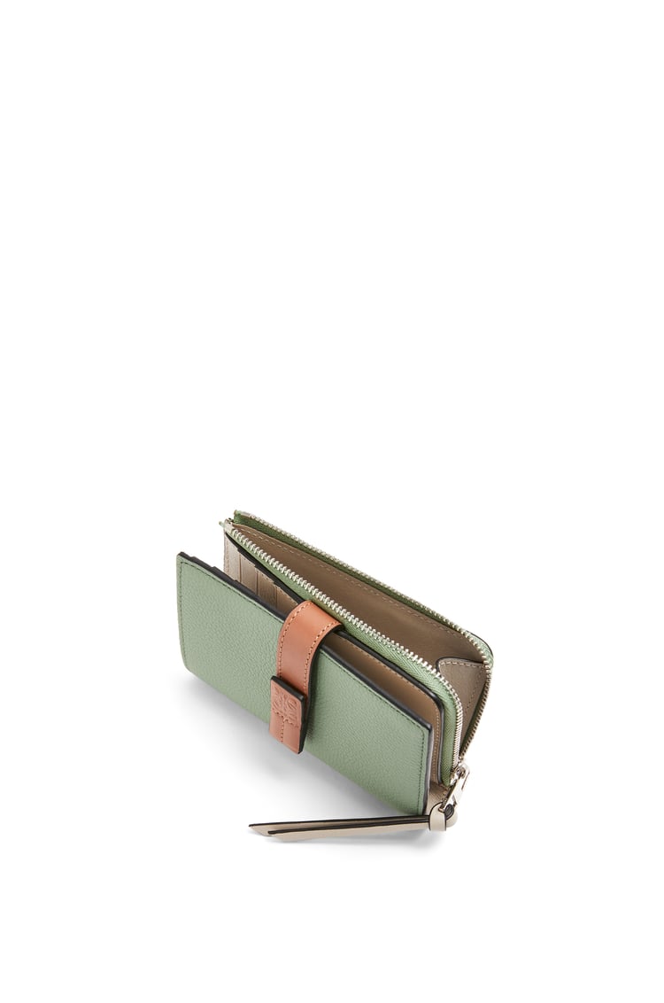 使いやすいおすすめのレディース二つ折り財布はロエベのスリムジップ バイフォールド ウォレット