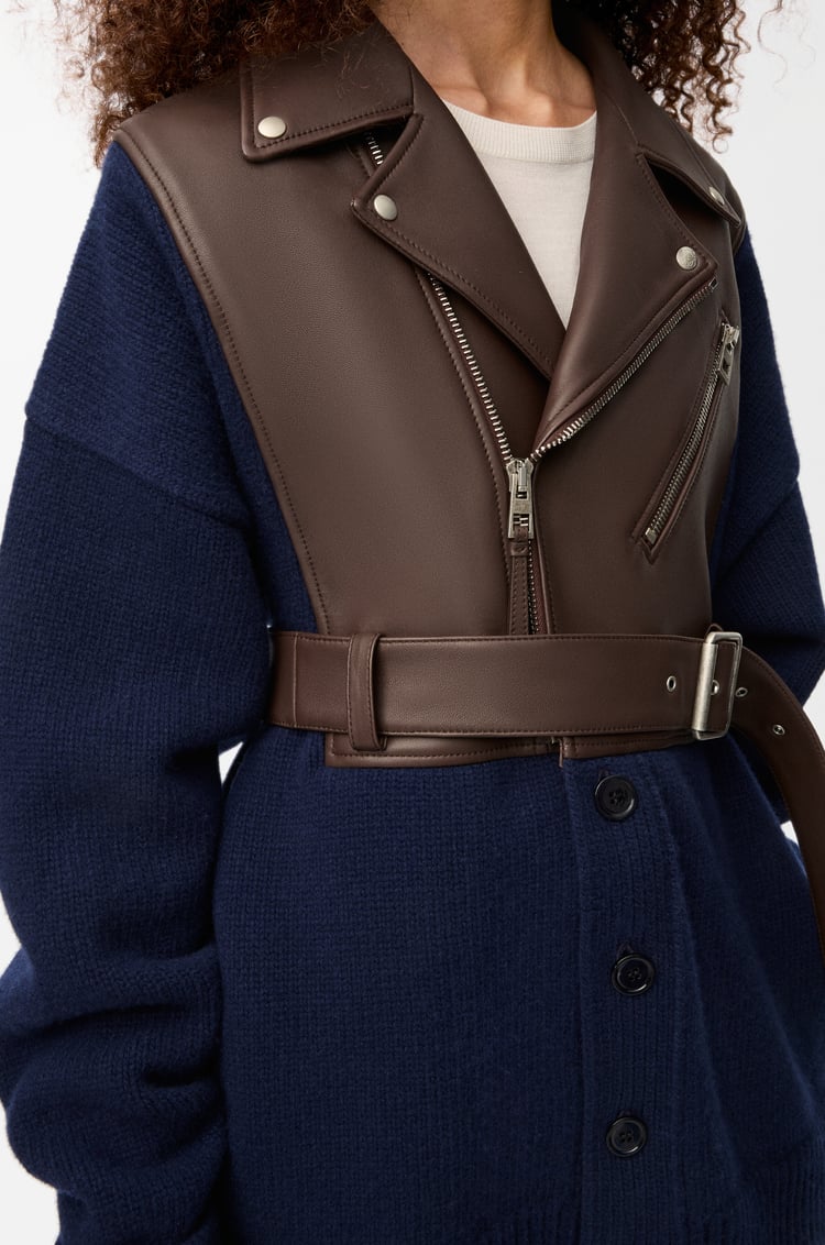 LOEWE Cardigan hybride en cuir d'agneau nappa et laine Dark Brown/Marine