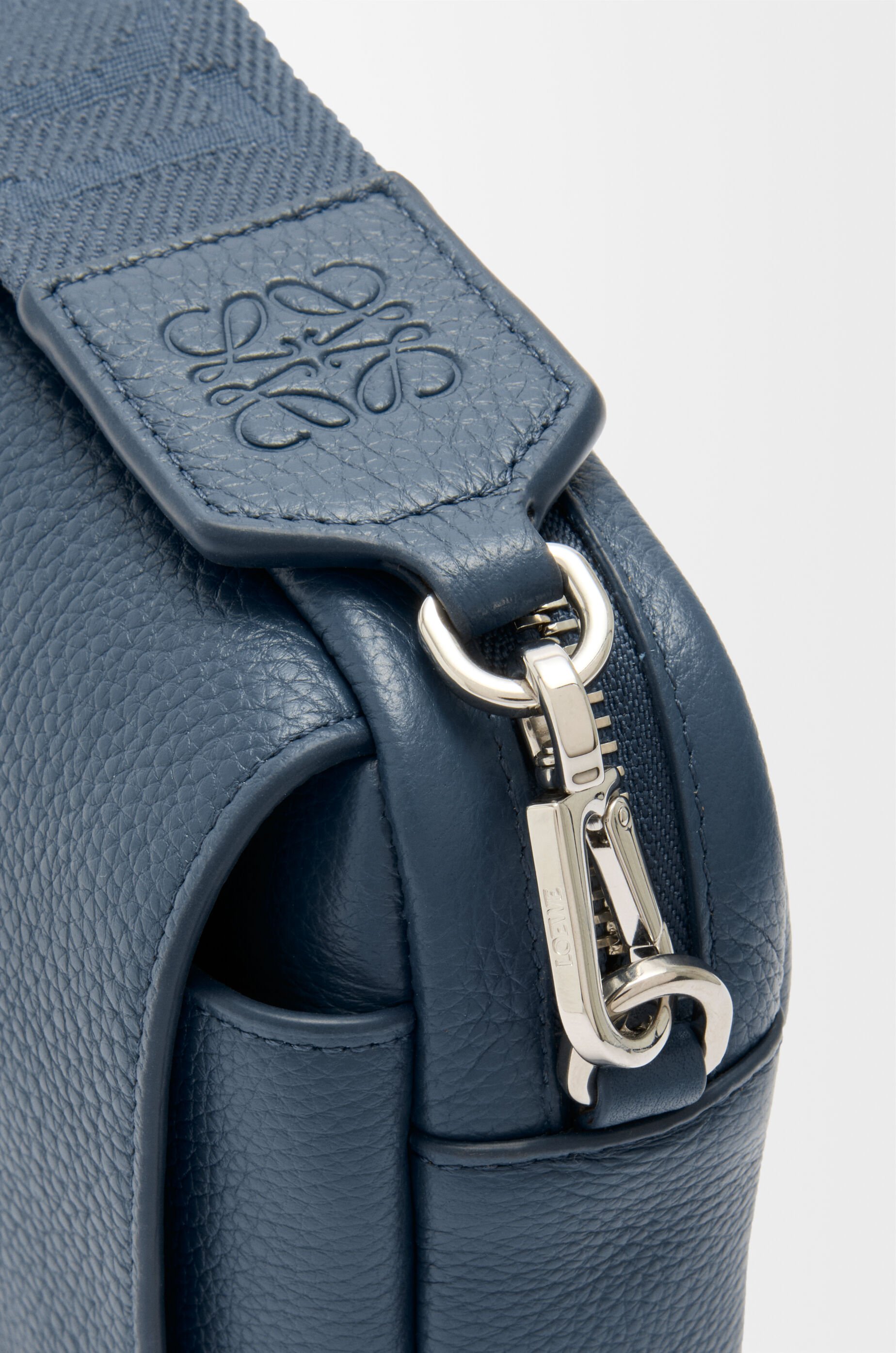 【国内発】LOEWE Pebble メッセンジャーバッグ スモール ペブル メッセンジャーバッグ スモール(サプルグレインカーフ