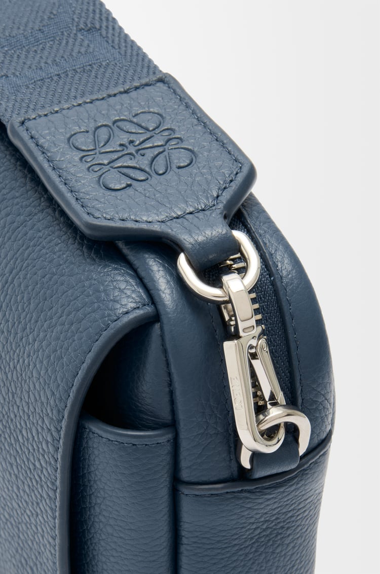 LOEWE ペブル メッセンジャーバッグ スモール（サプルグレインカーフ） インディゴダイ