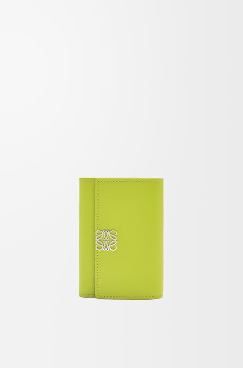 LOEWE Cartera vertical pequeña Anagram en piel de ternera Verde