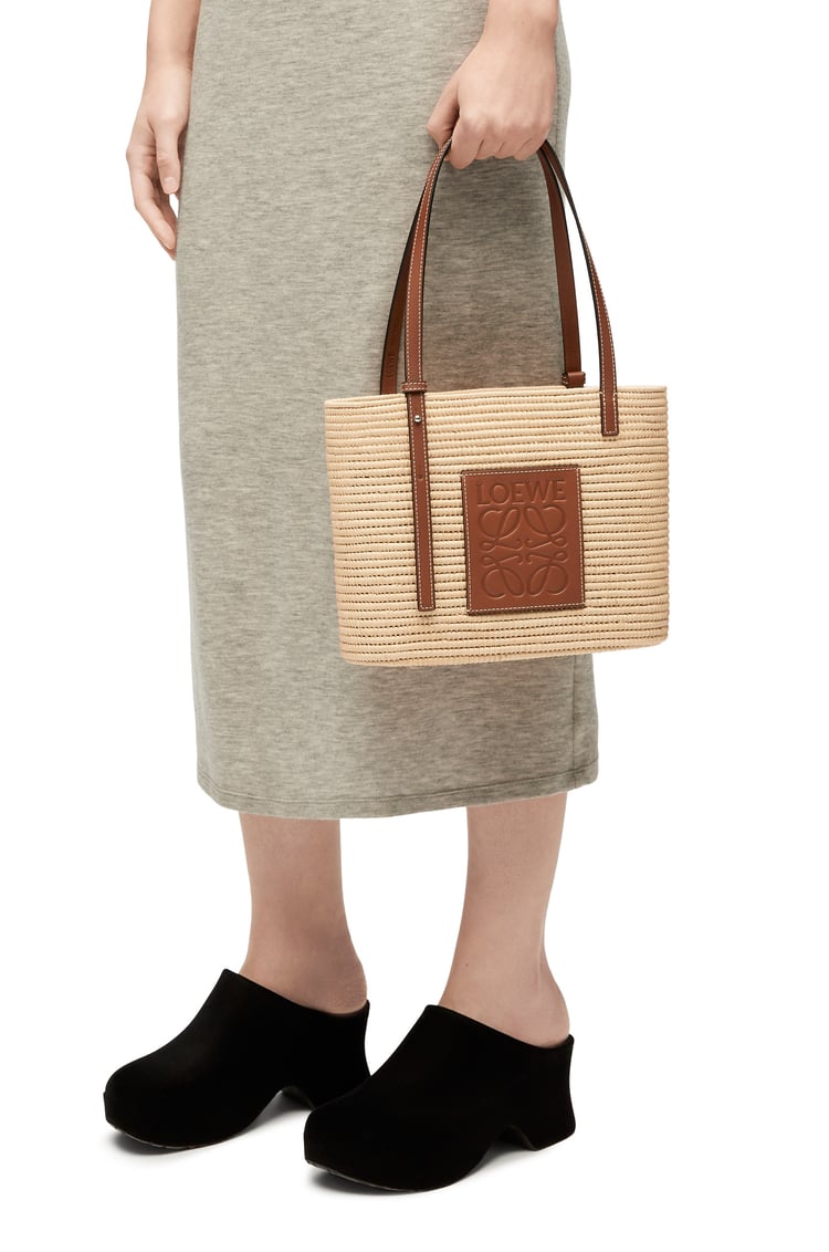 LOEWE Small Square Basket bag in raffia and calfskin 自然色/胡桃色