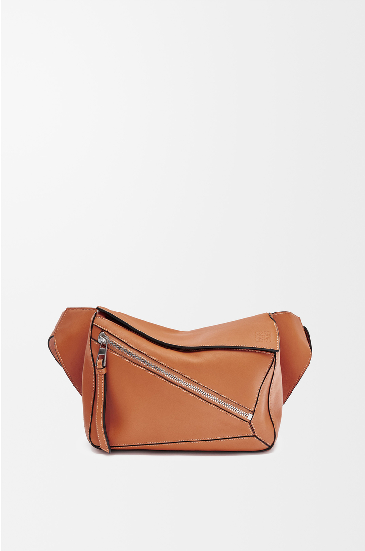 LOEWE Riñonera Puzzle pequeña en piel de ternera Marrón Claro