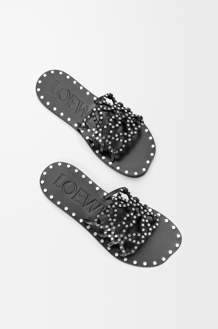 LOEWE Sandalia Petal Anagram en ternera de curtido vegetal y tachuelas Negro