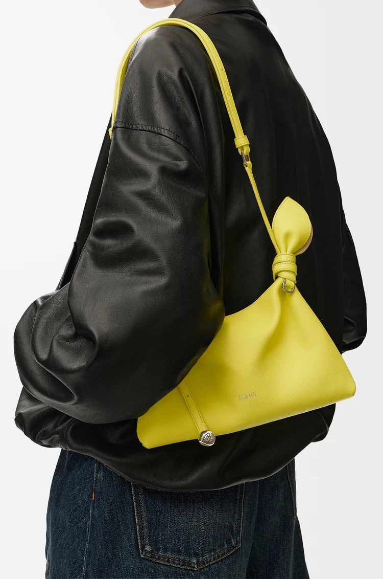 LOEWE Bolso Scarf mini en piel de ternera lisa Limón