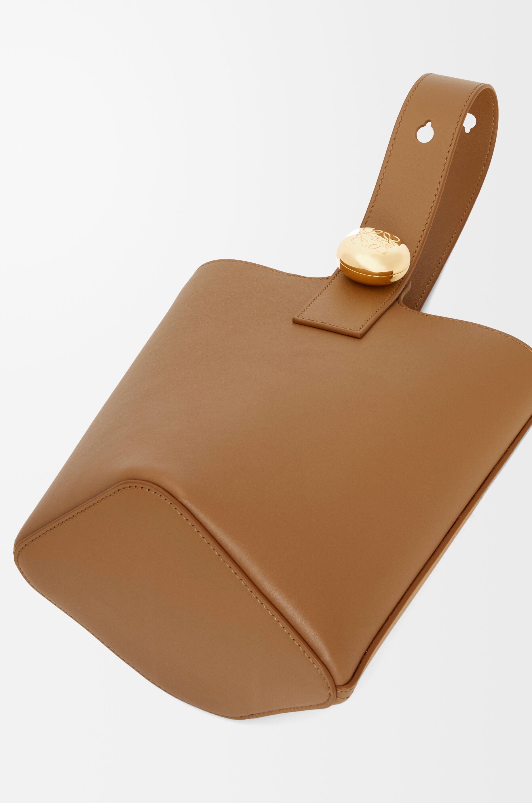 LOEWE ペブル バケットバッグ ミニ（スムースカーフ） オーク