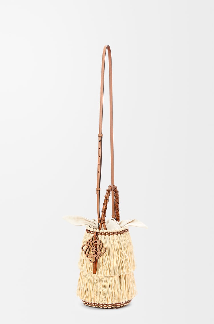 LOEWE Bolso Frayed Bucket en rafia y piel de ternera Natural/Bronceado