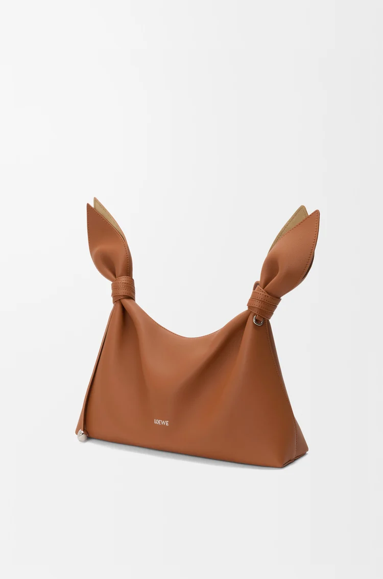 LOEWE Bolso Scarf mediano en piel de ternera lisa Marrón Ardilla