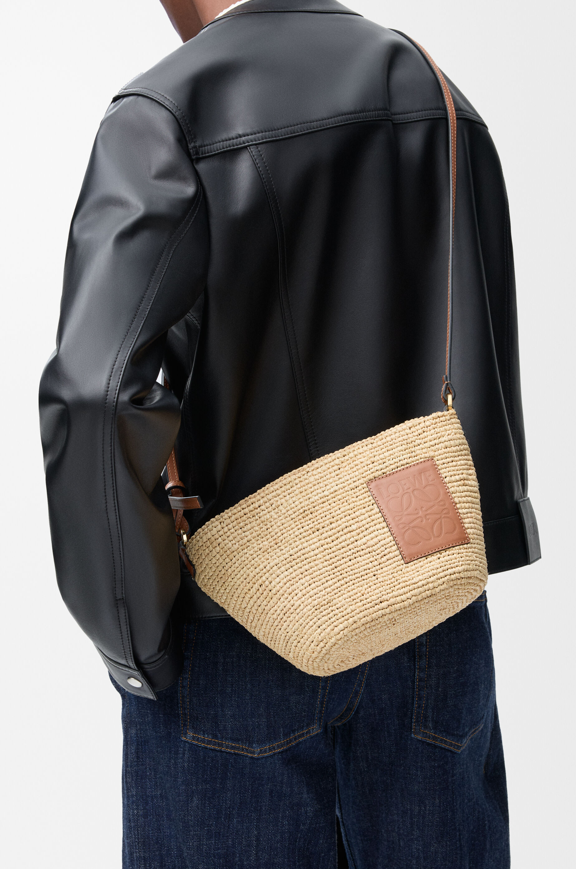 Slit pochette bag in raffia and calfskin Beige - LOEWE
