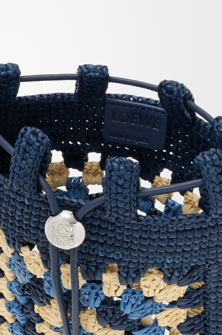 LOEWE Drawstring pocket en cuir de veau classique et raphia Plâtre/Noir