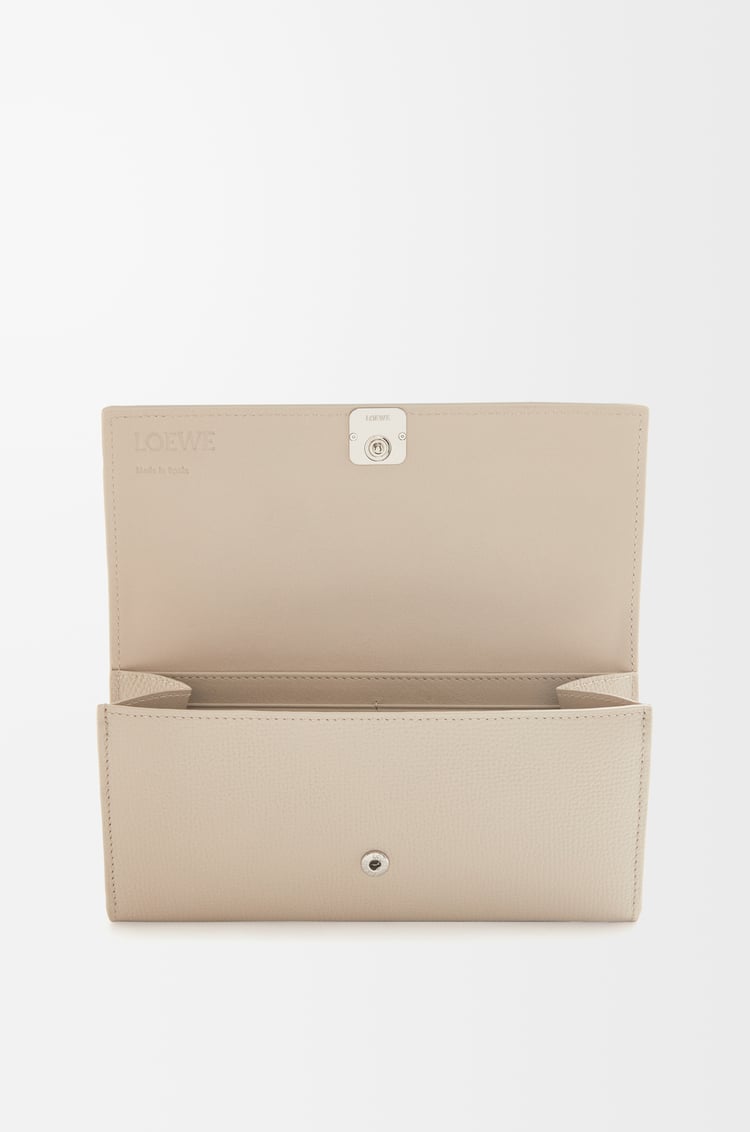 LOEWE アナグラム コンティネンタル ウォレット（ペブルグレインカーフ） ライトゴースト