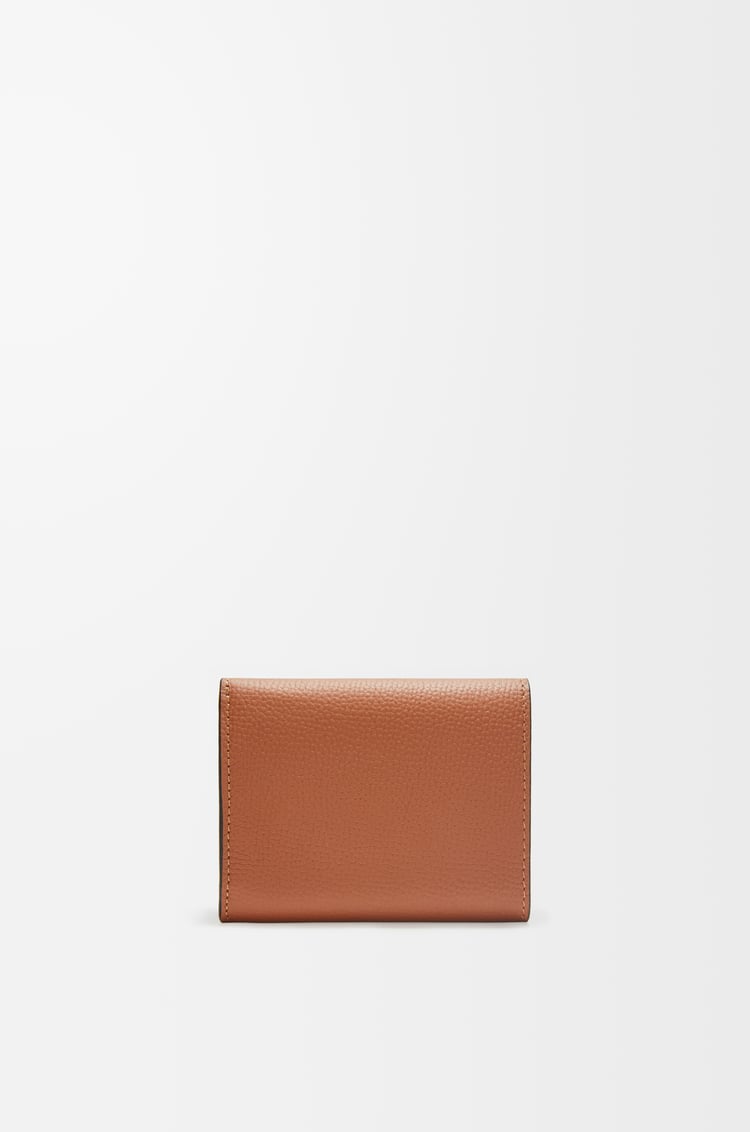 LOEWE アナグラム トライフォールド ウォレット（ペブルグレインカーフ） タン