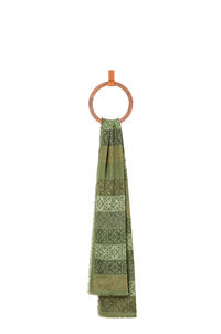 LOEWE Bufanda en lana y seda con estampado de anagramas Verde / Multicolor