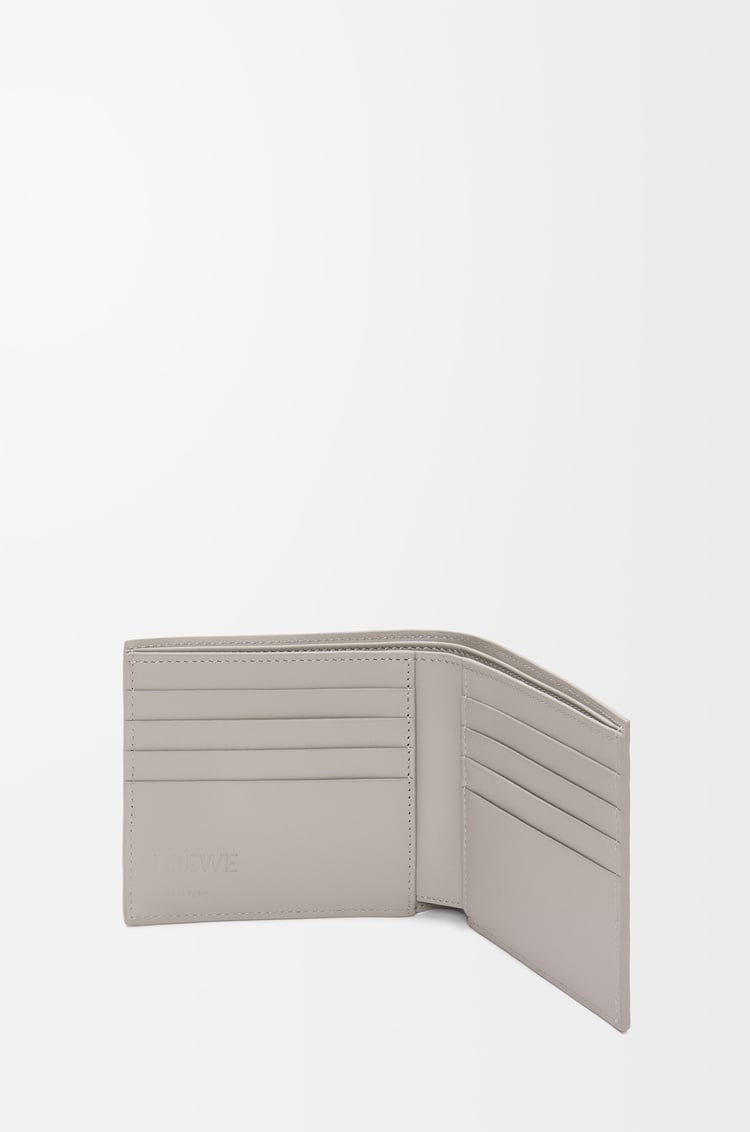 LOEWE Portefeuille à deux volets en cuir de veau satiné Gris Coquillage