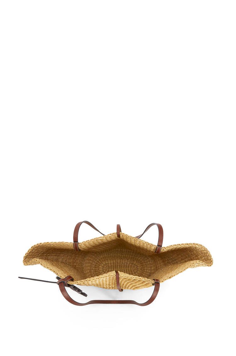 LOEWE Bolso Shell Basket pequeño en hierba de elefante y piel de ternera Natural/Color Pecana pdp_rd