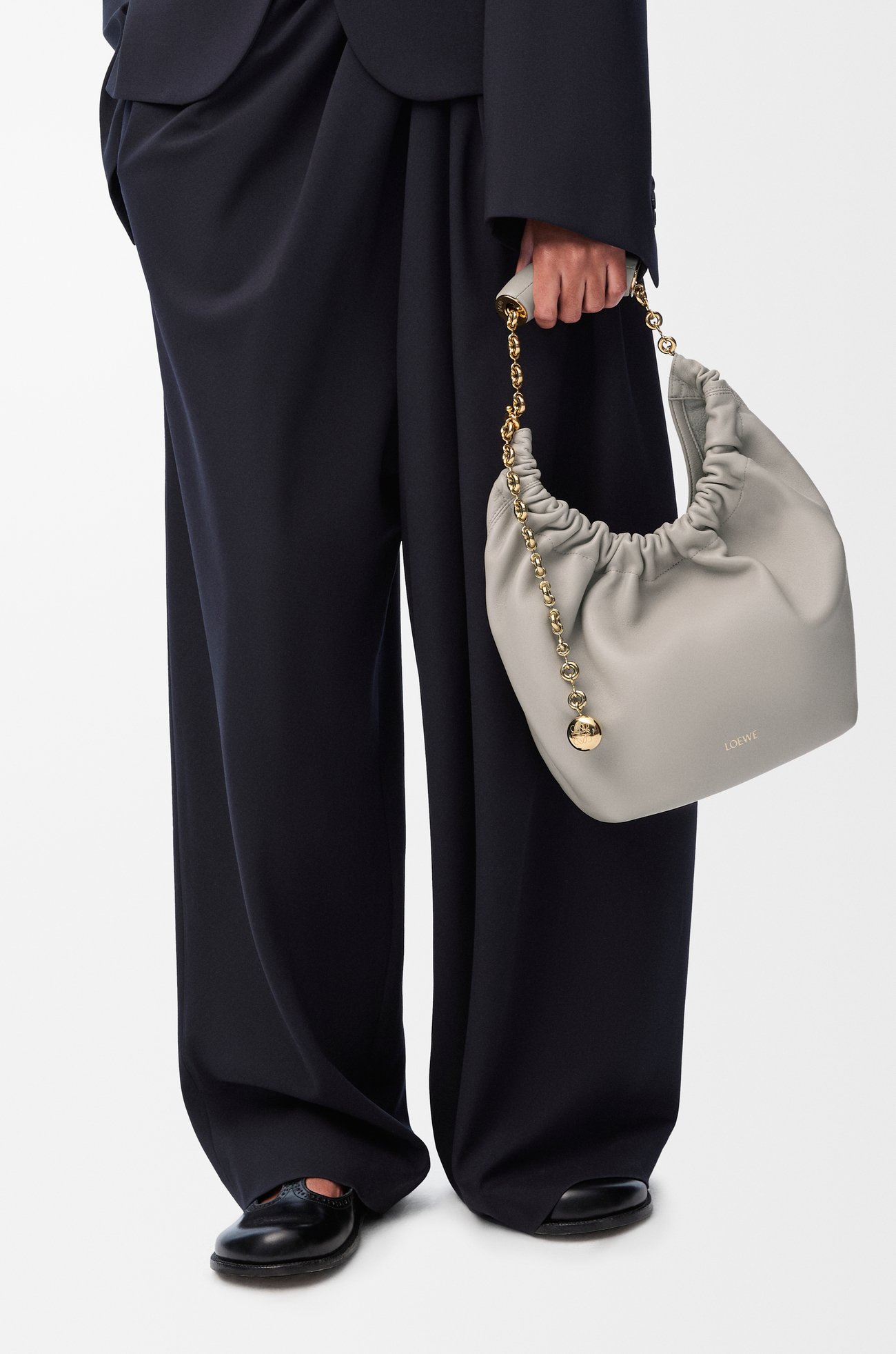 LOEWE Bolso Squeeze pequeño en piel napa de cordero Gris Valva plp_rd
