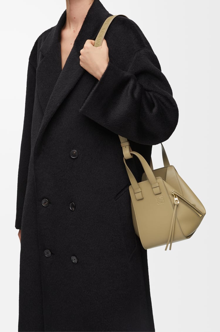 LOEWE Bolso Hammock Compact en piel de ternera Verde Arcilla