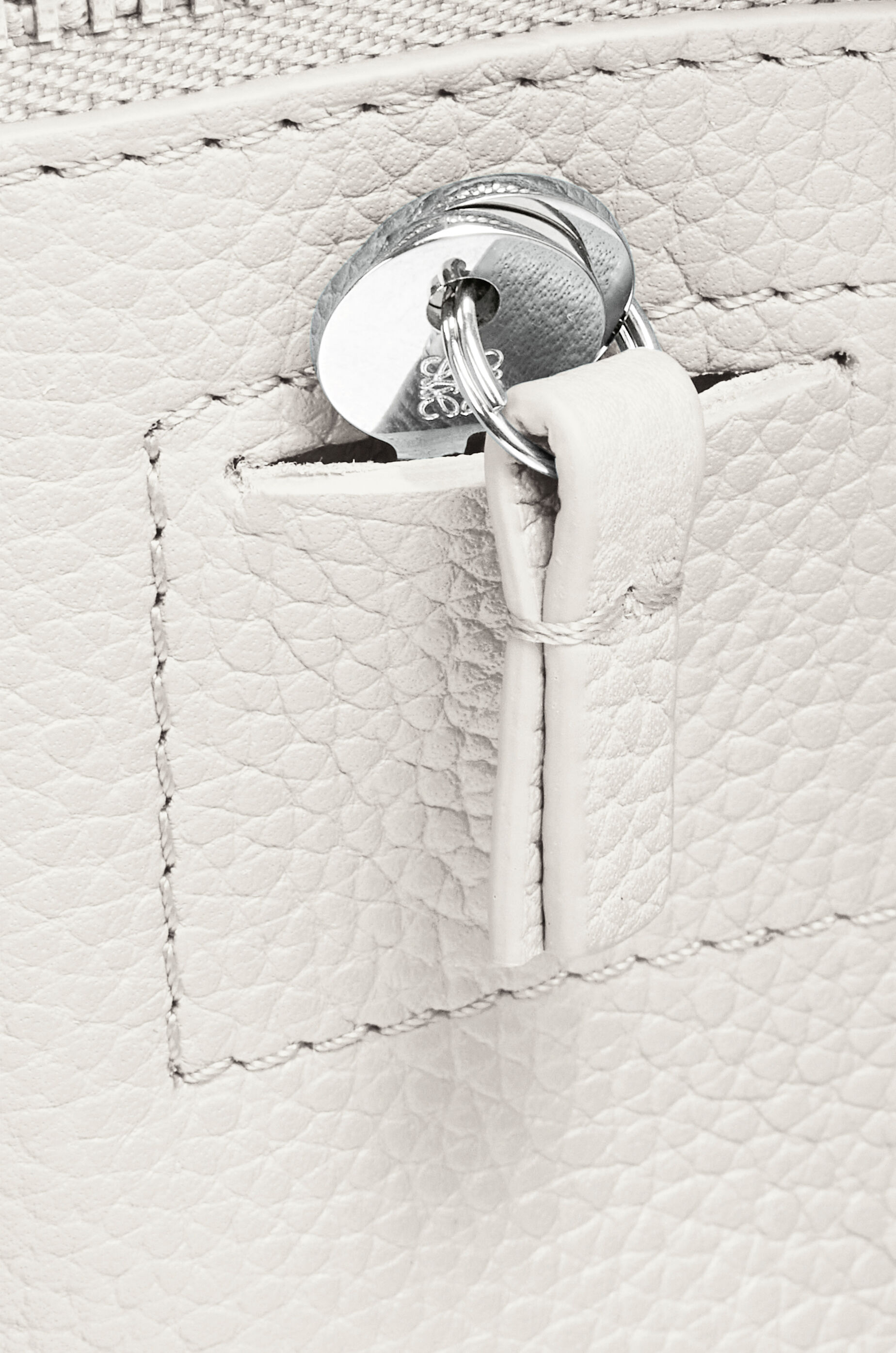 アマソナ23 バッグ（ソフトグレインカーフ） ホワイト - LOEWE