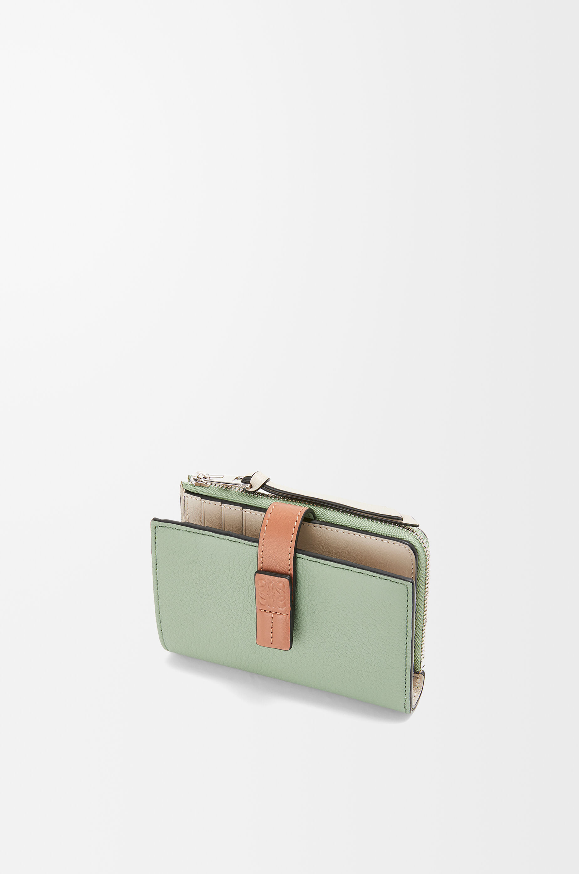 使いやすいおすすめのレディース二つ折り財布はロエベのスリムジップ バイフォールド ウォレット