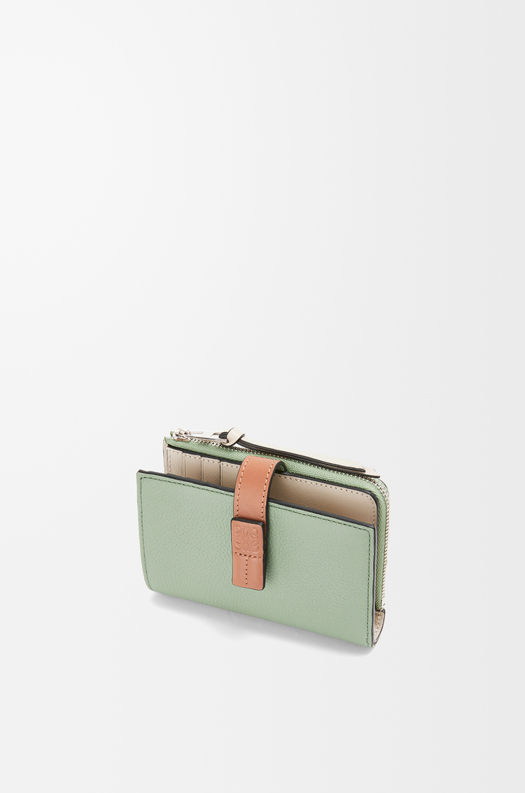 使いやすいおすすめのレディース二つ折り財布はロエベのスリムジップ バイフォールド ウォレット