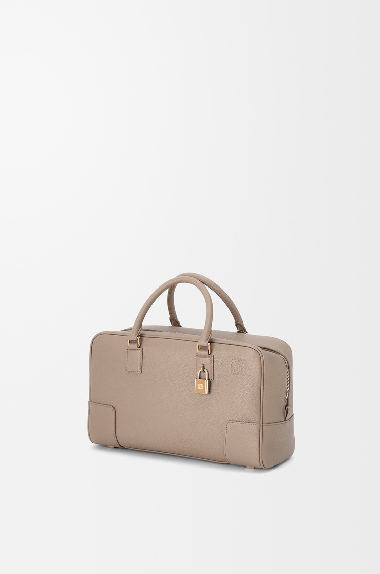 LOEWE Amazona 28 Tasche aus weich gekörntem Kalbsleder Sandfarben