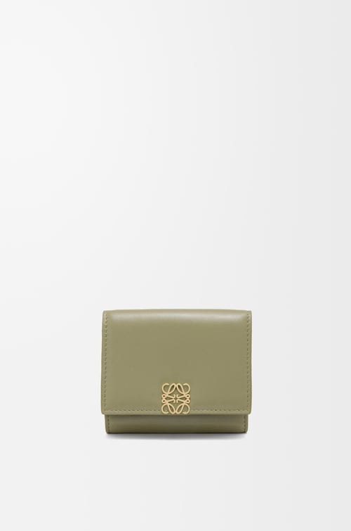 LOEWE パファー アナグラム トライフォールド ウォレット（シャイニーナパカーフ） ユーカリグリーン